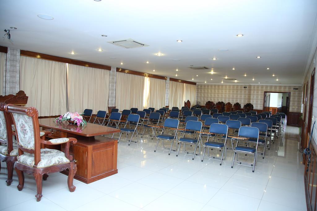 Holiday Hotel Battambang Exterior foto