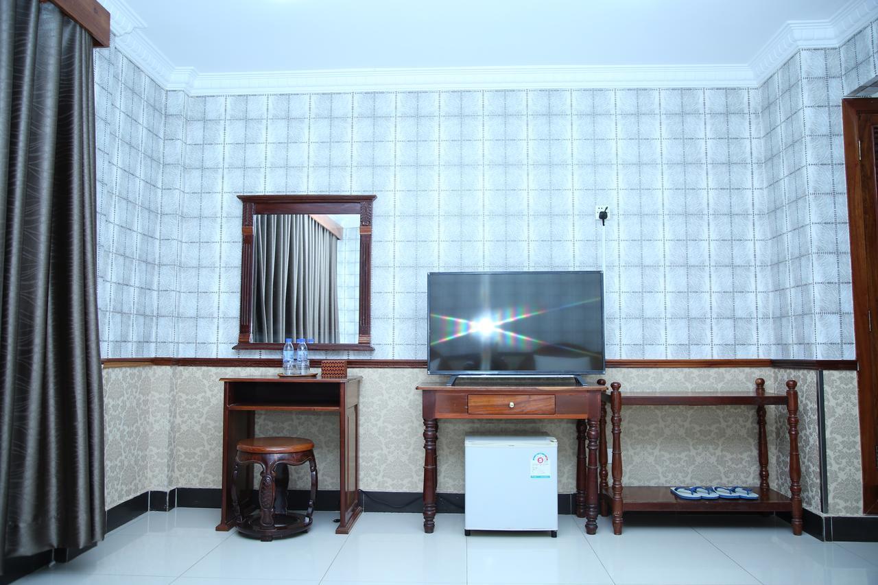 Holiday Hotel Battambang Exterior foto