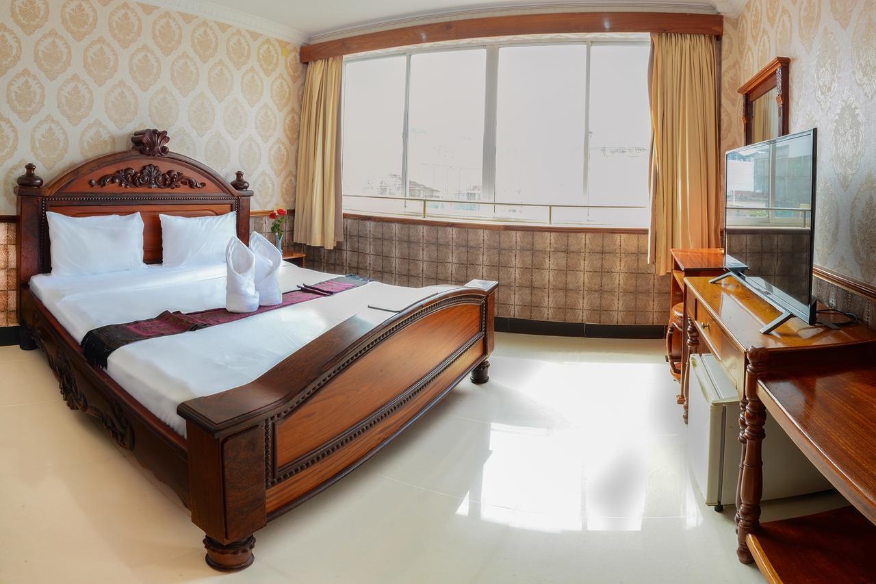 Holiday Hotel Battambang Exterior foto